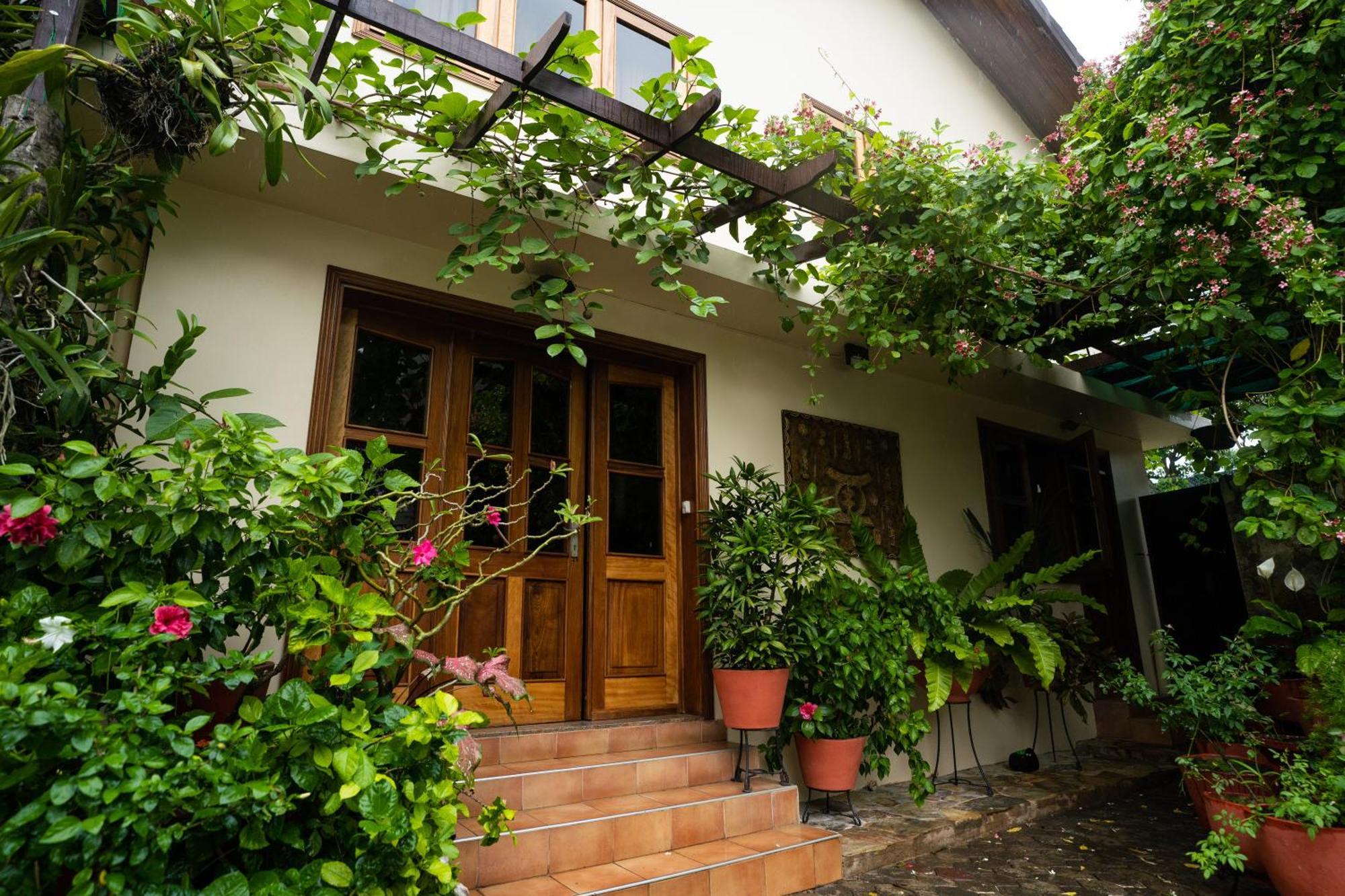 Esther's Hotel Akkra Exterior foto